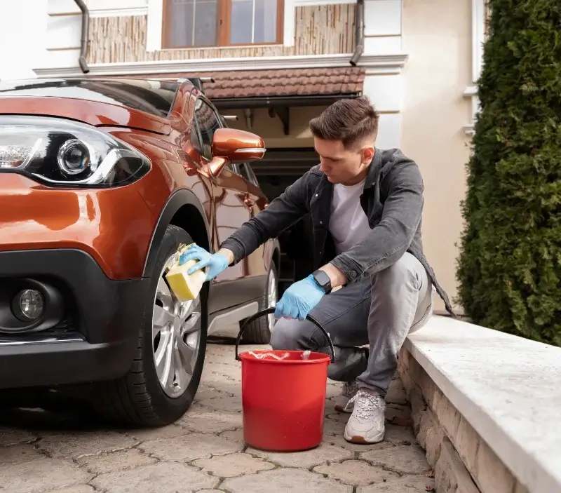 Lavage auto à domicile Saint-Vincent-de-Barbeyrargues : professionnel intervenant sur un véhicule